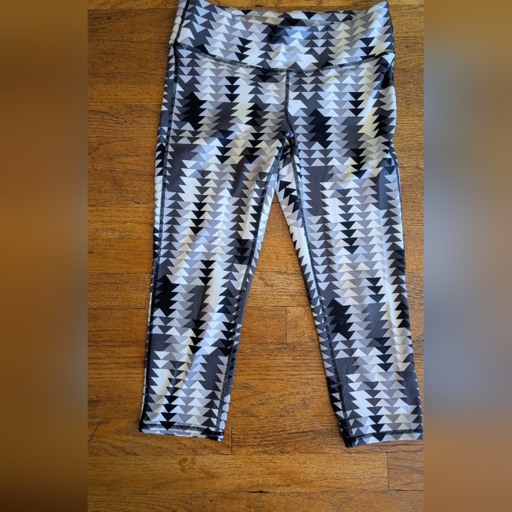 Gap's gFast Print Capri Leggings, Size M